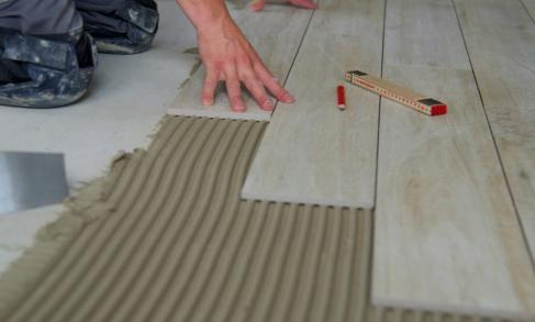 Posa pavimenti: le tecniche per interno e esterno